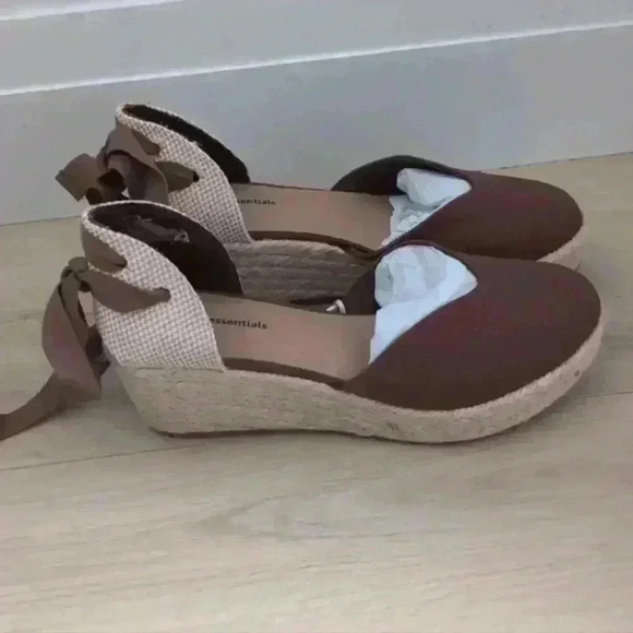 AMAZON ESSENTIALS | Women's Deep Brown Lace  Up Classic Wedge Sandals - Picture 3 of 6